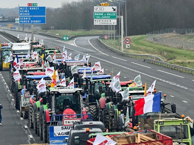 Los Agricultores Franceses y Españoles Generan un Bloqueo en Plena Campaña Electoral Europea